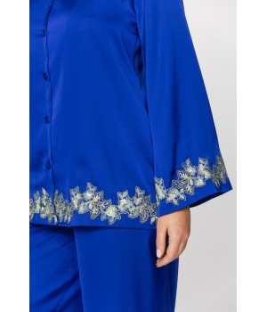 Parte superior del pijama azul con cuello y hombros relajados
